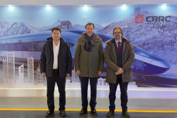 El ministro de Transportes y Movilidad Sostenible, Óscar Puente, en su visita a CRRC, en China.
