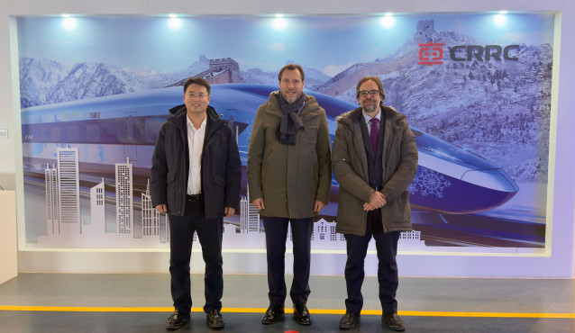 El ministro de Transportes y Movilidad Sostenible, Óscar Puente, en su visita a CRRC, en China.
