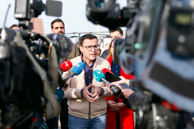 El candidato socialista a la presidencia de la Junta de Extremadura, Miguel Ángel Gallardo, atiende a los medios en el mercadillo de Villanueva de la Serena (Badajoz)