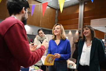La secretaria general del PSOE Aragón, Pilar Alegría, este sábado en el XXIV Salón del Cómic Zaragoza, en la Sala Multiusos del Auditorio. A su lado , la portavoz del PSOE en el Ayuntamiento de Z