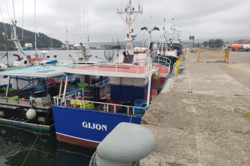 Archivo - Barcos pesqueros en la ría de Avilés