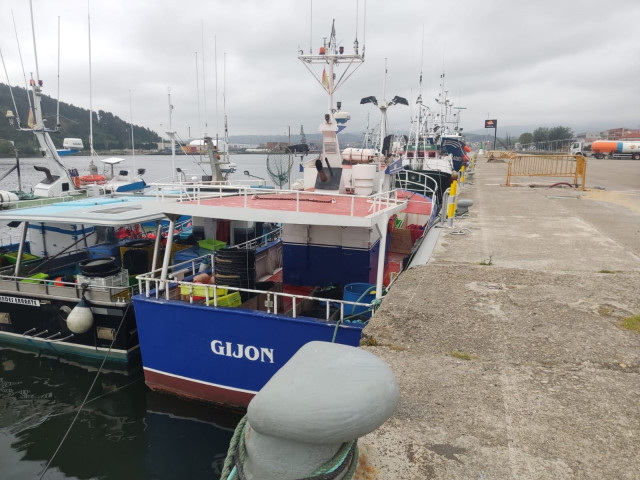 Archivo - Barcos pesqueros en la ría de Avilés
