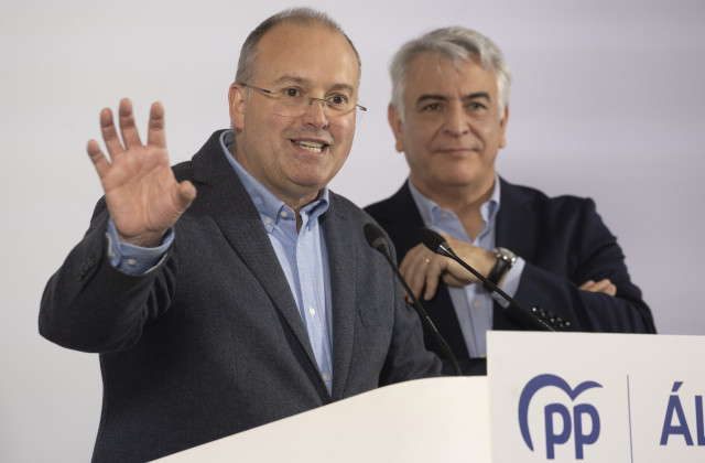 El secretario general del PP, Miguel Tellado (i), y el presidente del PP vasco, Javier de Andrés (d) durante la celebración del almuerzo de Navidad del PP alavés.