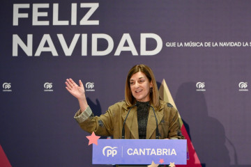 La presidenta del PP y de Cantabria, María José Sáenz de Buruaga, en la comida de Navidad del partido