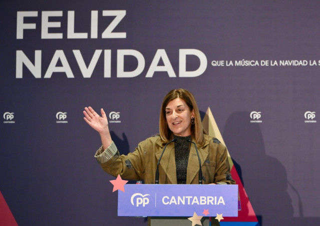 La presidenta del PP y de Cantabria, María José Sáenz de Buruaga, en la comida de Navidad del partido