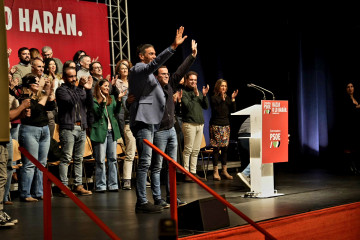 El presidente del Gobierno, Pedro Sánchey el candidato socialista a la Presidencia de la Junta de Extremadura, Miguel Ángel Gallardo intervienen en un acto electoral en Plasencia