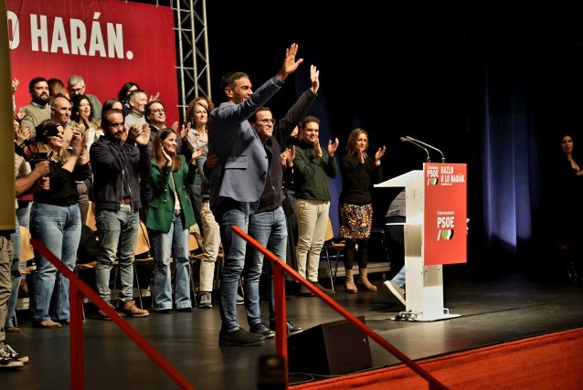 El presidente del Gobierno, Pedro Sánchey el candidato socialista a la Presidencia de la Junta de Extremadura, Miguel Ángel Gallardo intervienen en un acto electoral en Plasencia
