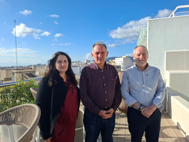(I-D) La Coordinadora De Esquerra Unida Mallorca, Ana Ordoñez; El Secretario General Del PCE, Portavoz Adjunto De Sumar Y Portavoz De Izquierda Unida En El Congreso, Enrique Santiago, Y El Miembro Del Secretariado Dle PCIB-PCE Alberto Aguilera
