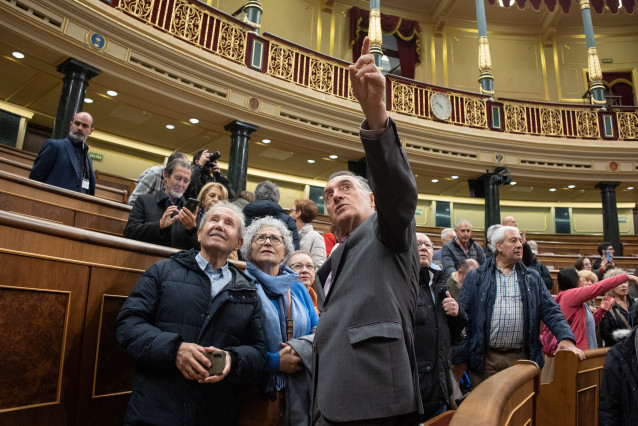 Archivo - Ciudadanos observan el techo del hemiciclo durante la Jornada de Puertas Abiertas, en el Congreso de los Diputados.