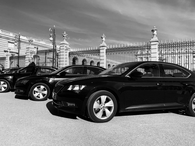 Archivo - Vehículos VTC de Auro