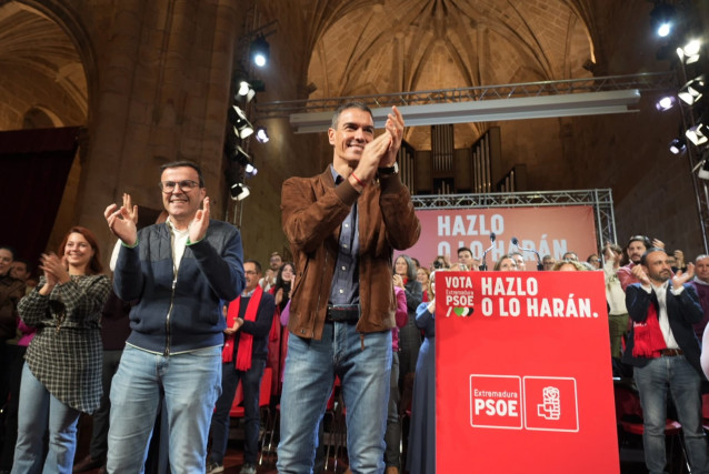 El candidato socialista a la presidencia de la Junta de Extremadura, Miguel Ángel Gallardo, junto al presidente del Gobierno y secretario general del PSOE, Pedro Sánchez, en un acto de campaña en Cáceres