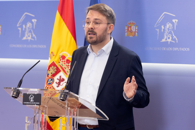 El diputado Alberto Ibáñez durante una rueda de prensa, en el Congreso de los Diputados, a 9 de diciembre de 2025, en Madrid (España).