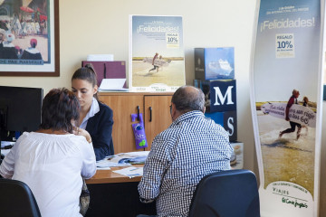 Archivo - Turistas senior en agencias de viajes.