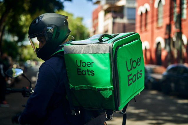 Archivo - Un repartidor de Uber Eats en moto.