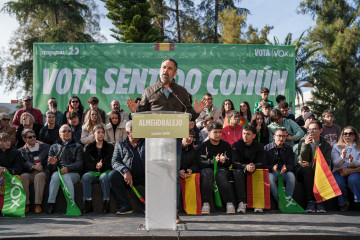 El presidente de Vox, Santiago Abascal, interviene en la clausura de un acto de campaña, en el Parque de la Piedad, a 13 de diciembre de 2025, en Almendralejo, Badajoz, Extremadura (España).