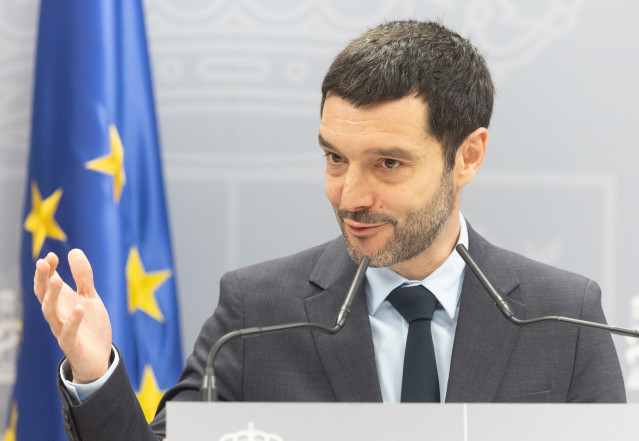 El ministro de Derechos Sociales, Consumo y Agenda 2030, Pablo Bustinduy, durante una rueda de prensa, a 15 de diciembre de 2025, en Madrid (España).