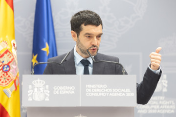 El ministro de Derechos Sociales, Consumo y Agenda 2030, Pablo Bustinduy, durante una rueda de prensa, a 15 de diciembre de 2025, en Madrid (España). El Ministerio de Derechos Sociales, Consumo y Age
