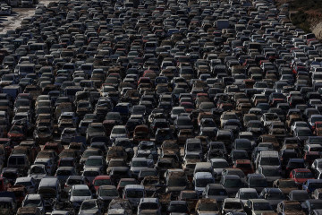 Archivo - Vista aérea de un desguace de vehículos