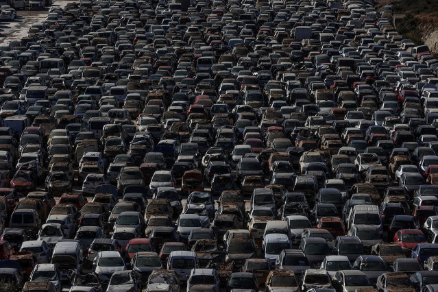 Archivo - Vista aérea de un desguace de vehículos
