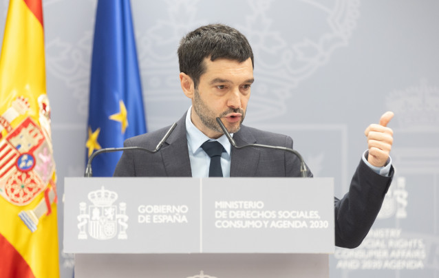 El ministro de Derechos Sociales, Consumo y Agenda 2030, Pablo Bustinduy, durante una rueda de prensa, a 15 de diciembre de 2025, en Madrid (España). El Ministerio de Derechos Sociales, Consumo y Agenda 2030 ha sancionado con 64 millones de euros a la pla