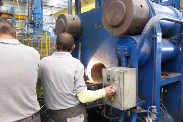 Archivo - Operarios en una fábrica industrial