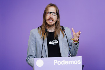 Archivo - El secretario de Organización y portavoz de Podemos, Pablo Fernández, ofrece una rueda de prensa para analizar las consecuencias de las protestas propalestinas en la última etapa de la Vu