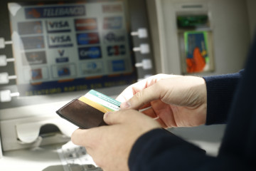 Archivo - banco, bancos, entidades financieras, comisión, comisiones, cajero, consumo, consumir, cajeros, sacar dinero, sacando dinero