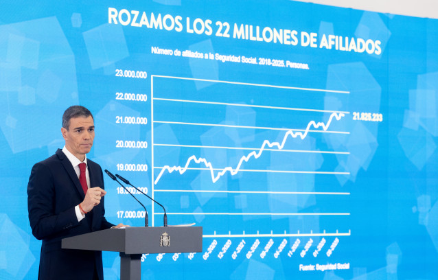 El presidente del Gobierno, Pedro Sánchez, durante una rueda de prensa, en el Palacio de la Moncloa, a 15 de diciembre de 2025, en Madrid (España). Sánchez ha hecho balance del curso político y ha presentado el informe periódico de rendición de cuentas ‘C