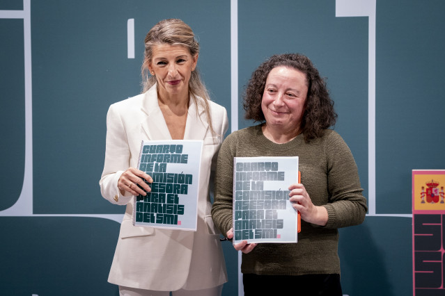 La vicepresidenta segunda y ministra de Trabajo y Economía Social, Yolanda Díaz (i), y la relatora de la Comisión de Expertos para la subida del SMI, María Begoña Cueto (d), durante la presentación del último informe de recomendaciones