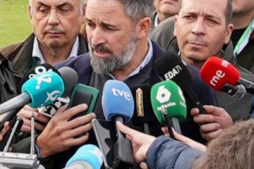 El presidente de Vox, Santiago Abascal, en declaraciones a los medios en Almaraz (Cáceres)