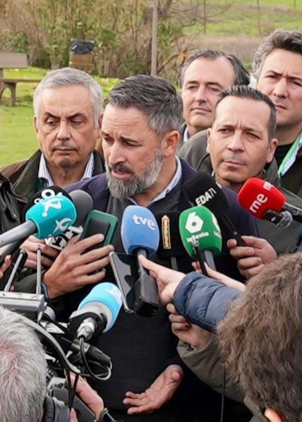 El presidente de Vox, Santiago Abascal, en declaraciones a los medios en Almaraz (Cáceres)