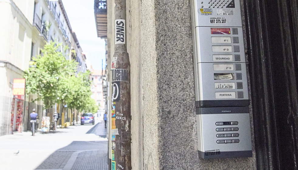 Archivo - Exterior de un piso turístico en el centro de Madrid tras el anuncio del ministerio de Consumo de bloquear casi 66.000 anuncios ilegales, a 19 de mayo de 2025, en Madrid (España)