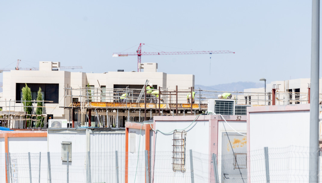 Archivo - Varios obreros trabajan en la construcción de una vivienda nueva, a 29 de julio de 2025