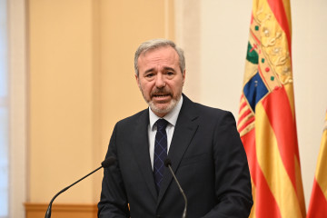El presidente de Aragón, Jorge Azcón, durante una rueda de prensa, en el Edificio Pignatelli, a 15 de diciembre de 2025, en Zaragoza, Aragón (España). Azcón ha convocado elecciones anticipadas pa