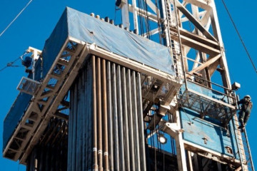 Archivo - Planta petrolera de YPF.