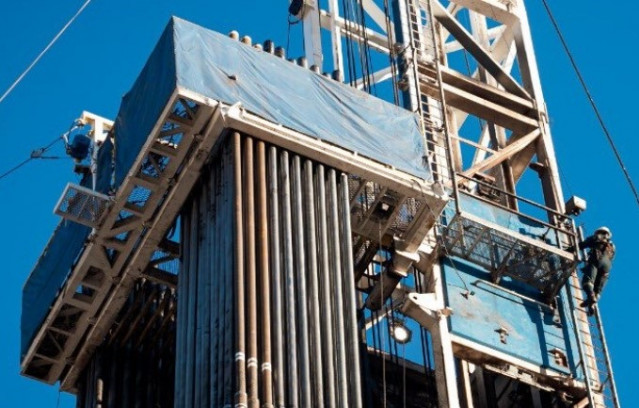 Archivo - Planta petrolera de YPF.