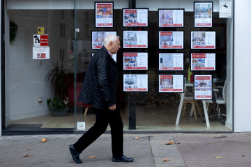 Archivo - Anuncios en una inmobiliaria.