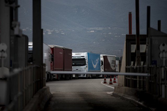 Archivo - Camiones parados durante un corte de la A-9 francesa por una protesta de agricultores franceses, a 1 de febrero de 2024