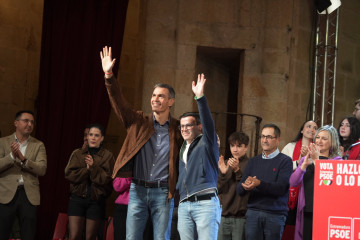 El presidente del Gobierno, Pedro Sánchez, y el candidato socialista a la Presidencia de la Junta, Miguel Ángel Gallardo, participan en un acto electoral este pasado domingo en Cáceres