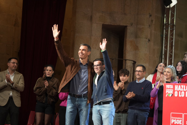 El presidente del Gobierno, Pedro Sánchez, y el candidato socialista a la Presidencia de la Junta, Miguel Ángel Gallardo, participan en un acto electoral este pasado domingo en Cáceres