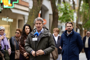 El presidente del Partido Popular, Alberto Núñez Feijóo, atiende a los medios junto al secretario general del PP extremeño, Abel Bautista, en Don Benito