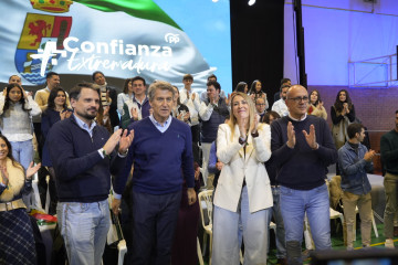 El presidente del PP, Alberto Núñez Feijóo (2i), la presidenta del PP de Extremadura y candidata a la reelección a la Presidencia de la Junta, María Guardiola (2d), y el alcalde de Navalmoral de 