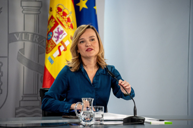 La ministra de Educación, Formación Profesional y Deportes y portavoz del Gobierno, Pilar Alegría, durante una rueda de prensa tras el Consejo de Ministros, en el Complejo de la Moncloa, a 2 de diciembre de 2025, en Madrid (España)
