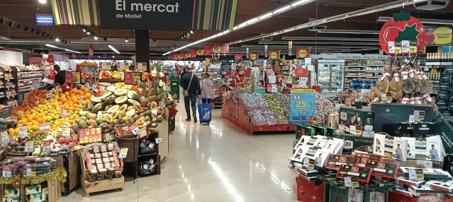 Interior de un supermercado Caprabo.
