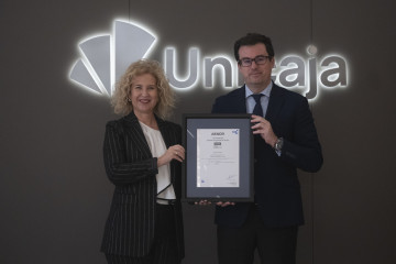 El director general de Personas, Organización y Legal de Unicaja, Juan Medina y la directora Corporativa de Personas y Organización de Aenor, Susana Pedrero.