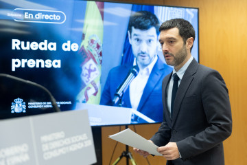 El ministro de Derechos Sociales, Consumo y Agenda 2030, Pablo Bustinduy, a su llegada a una rueda de prensa, a 15 de diciembre de 2025, en Madrid (España).