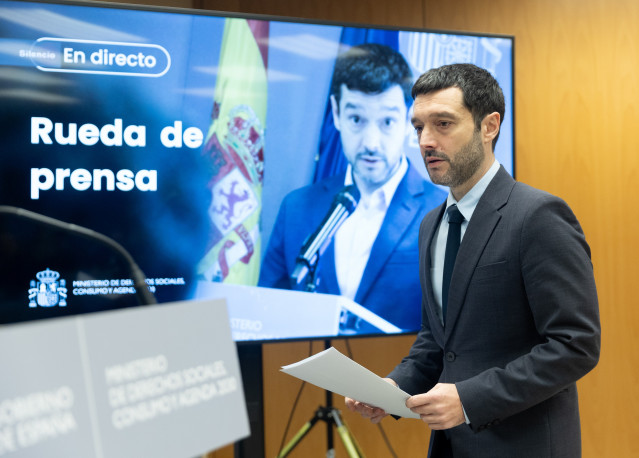 El ministro de Derechos Sociales, Consumo y Agenda 2030, Pablo Bustinduy, a su llegada a una rueda de prensa, a 15 de diciembre de 2025, en Madrid (España).