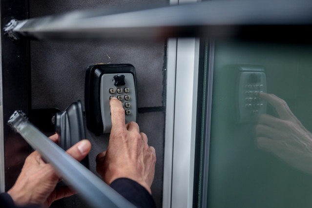 Archivo - Caja de seguridad de un piso turístico, a 20 de mayo de 2024, en Madrid (España).