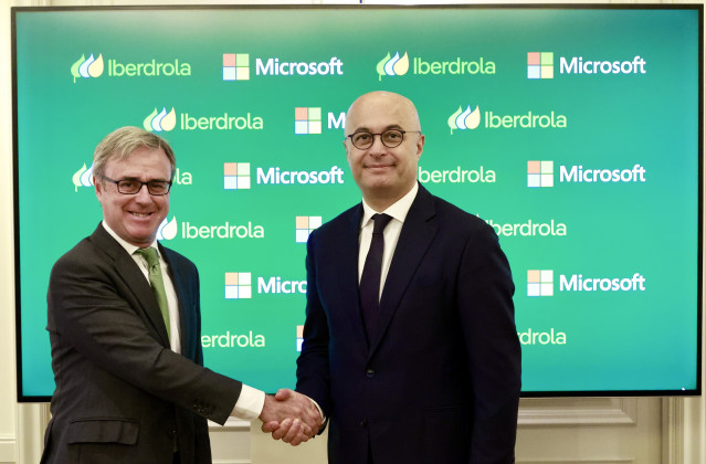 Samer Abu-Ltaif, presidente de Microsoft para Europa, Oriente Medio y África y Aitor Moso, director del negocio global de Clientes de Iberdrola