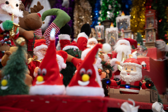 Archivo - Decoración navideña en la Fira de Santa Llúcia de Barcelona, en la plaza de la Catedral, a 5 de diciembre de 2024, en Barcelona, Catalunya (España).